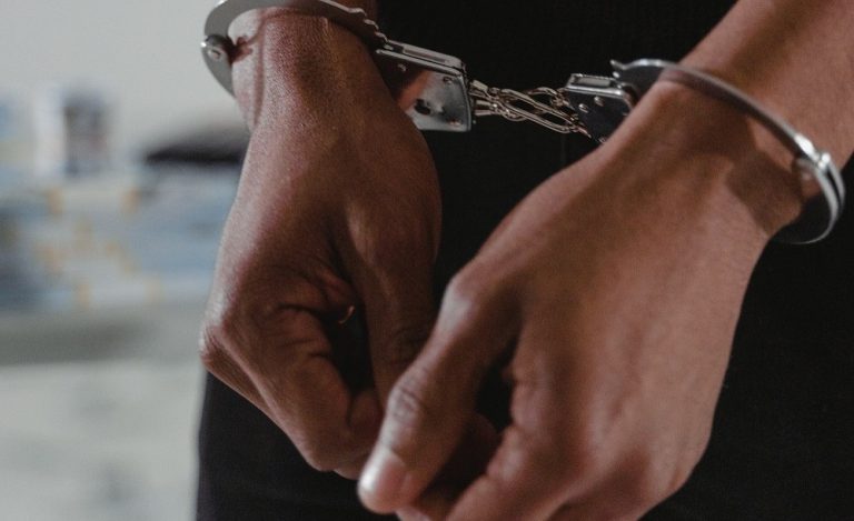 Um funcionário da Administração Municipal do Sequele, que exercia o cargo de Chefe do Gabinete Jurídico, foi detido em flagrante delito