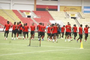 Angola participa pela décima vez na fase final do Campeonato Africano das Nações (CAN), consolidando uma presença regular no principal palco do futebol africano nas últimas décadas. Inserida no grupo B, a selecção angolana estreia-se diante da África do Sul. Após a estreia frente à África do Sul, o conjunto angolano volta a entrar em campo na segunda jornada, a 26 do corrente mês, para defrontar o Zimbabwe, num jogo considerado crucial para as contas do apuramento. A fase de grupos encerra para os Palancas Negras no dia 29 deste mês, com um duelo de elevado grau de dificuldade diante do Egipto, selecção mais titulada da história da competição. Apesar de nunca ter conquistado o troféu africano, os Palancas Negras apresentam-se no Reino de Marrocos motivados por uma campanha de qualificação consistente e por uma geração de jogadores que alia disciplina táctica e competitividade, com destaque para Milson, Zito Luvumbo, Gelson Dala, David Carmo, Fredy, Mabululu, Gaspar, só para citar estes.