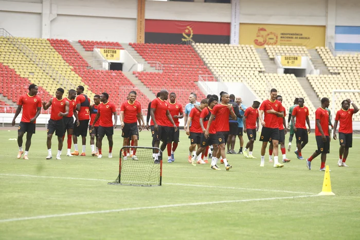 Angola participa pela décima vez na fase final do Campeonato Africano das Nações (CAN), consolidando uma presença regular no principal palco do futebol africano nas últimas décadas. Inserida no grupo B, a selecção angolana estreia-se diante da África do Sul. Após a estreia frente à África do Sul, o conjunto angolano volta a entrar em campo na segunda jornada, a 26 do corrente mês, para defrontar o Zimbabwe, num jogo considerado crucial para as contas do apuramento. A fase de grupos encerra para os Palancas Negras no dia 29 deste mês, com um duelo de elevado grau de dificuldade diante do Egipto, selecção mais titulada da história da competição. Apesar de nunca ter conquistado o troféu africano, os Palancas Negras apresentam-se no Reino de Marrocos motivados por uma campanha de qualificação consistente e por uma geração de jogadores que alia disciplina táctica e competitividade, com destaque para Milson, Zito Luvumbo, Gelson Dala, David Carmo, Fredy, Mabululu, Gaspar, só para citar estes.