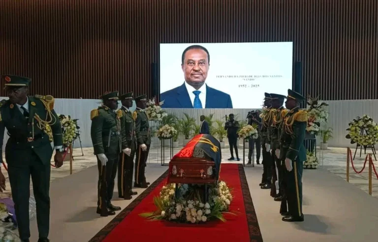 Angola presta homenagem ao antigo presidente da Assembleia Nacional