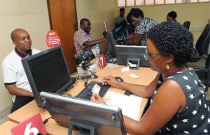 Os funcionários públicos de todo o país retomaram, esta segunda-feira, as actividades laborais