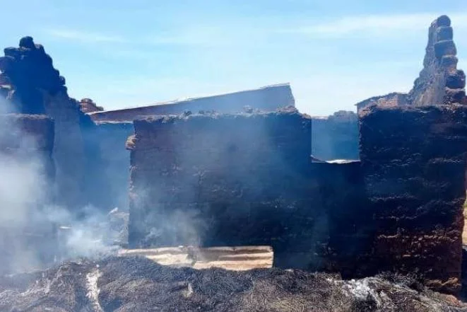 Cidadãos incendeiam uma aldeia para vingar morte do ente querido