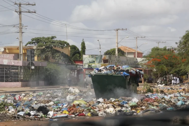Divisão administrativa lança Zango 3 e 4 numa crise de recolha de lixo