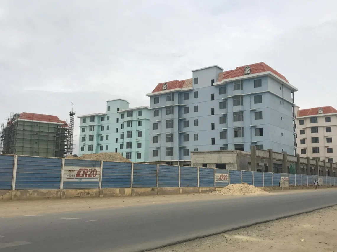 Governo de Benguela e activistas divergem sobre futuro de condomínio apreendido pela PGR