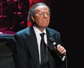 Cantor espanhol Julio Iglesias é acusado de abuso sexual a duas ex-funcionárias