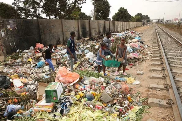 Amontoados de lixo a volta da linha férrea, continua a preocupar os caminhos-de-ferro de Luanda.