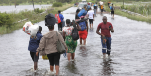 O Governo angolano entregou ontem a Moçambique 20 toneladas de produtos diversos, de um apoio total previsto de 75 toneladas para as vítimas das cheias no país. O secretário de Estado para Saúde pública, em Angola, Carlos Alberto de Sousa assegurou que hoje chega um outro lote, com objectivo de minimizar as dificuldades causadas pelas cheias em Moçambique.