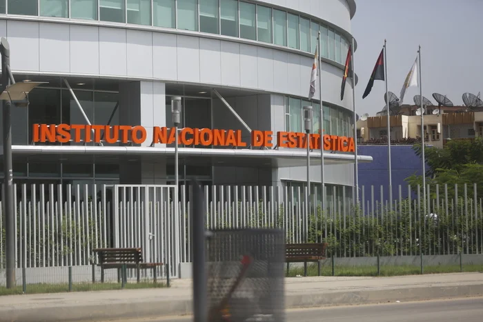 perfis socioeconómicos e demográficos.