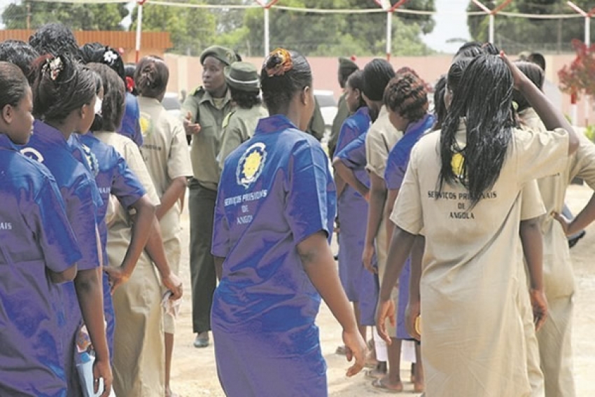 Detentos dos serviços penitenciários angolanos.