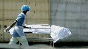 Uma grave e perturbadora ocorrência marcou de forma negativa os últimos dias de duas familias Huilana, tudo porque na morgue do Hospital Central do Lubango, uma troca de cadáveres levou a começar um conflito entre as familias, depois de uma delas ter sepultado inadvertidamente, o corpo errado na passada terça-feira. O corpo trocado pertence a uma mulher que havia falecido em casa, poucos dias após ter recebido alta médica da mesma unidade hospitalar, num episódio que levanta sérias interrogações sobre os procedimentos internos da morgue.