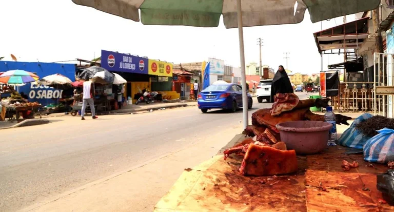 Novas estradas em Luanda “engolidas” pelo comércio nos passeios