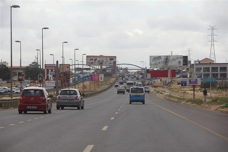 De acordo com o comunicado enviado ao Jornal OPAÍS, a intervenção consiste na instalação de uma passadeira pedonal junto ao supermercado Shoprite. Os trabalhos terão início às 22h00 e deverão decorrer até às 05h00 de Terça-feira, 24 de Fevereiro. A interdição abrangerá ambos os sentidos da via. No percurso Norte/Sul, o condicionamento será aplicado desde o retorno de acesso ao Cabolombo até à EN 100 Sul. Já no sentido Sul/Norte, a limitação estende-se desde o entroncamento da EN 100 Sul com a Avenida Fidel Castro Ruz até ao retorno de acesso ao Cabolombo. Para minimizar os constrangimentos à circulação, as autoridades indicam alternativas. No sentido Norte/Sul, os automobilistas deverão utilizar a Estrada do Patriota, passando pela Ponte Molhada, até à EN 100 Sul. No trajecto Sul/Norte, a orientação é seguir pela EN 100 Sul até ao entroncamento com a Rua da Dona Xepa, passando pelo Patriota, com posterior acesso à Avenida Fidel Castro Ruz.