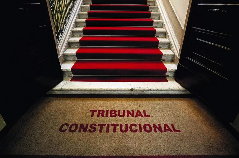 O Tribunal Constitucional vai realizar, a partir desta segunda-feira, na província da Huíla, sessões plenárias extraordinárias, enquadradas nas comemorações de mais um aniversário da Constituição da República de Angola. ‎A agenda começará está manhã, com um encontro de cortesia, a ser concedido pelo governador provincial da Huíla, Nuno Mahapi.