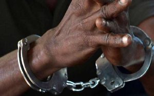 Uma adolescente de 13 anos de idade, foi abusada sexualmente por um cidadão de 56 anos, no Município dos navegantes Província de Benguela.   O suposto acusado que já foi detido na tarde desta quinta-feira ,é também acusado de transmitir HIV