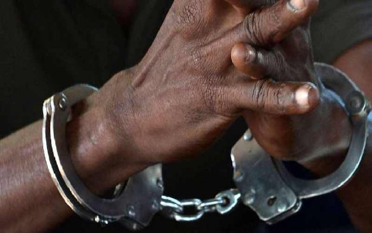 Uma adolescente de 13 anos de idade, foi abusada sexualmente por um cidadão de 56 anos, no Município dos navegantes Província de Benguela.   O suposto acusado que já foi detido na tarde desta quinta-feira ,é também acusado de transmitir HIV