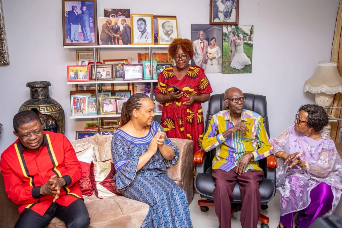 A vice-presidente do MPLA, Mara Quiosa visitou, hoje, o músico Elias Dya Kimuezo, em Luanda. Na deslocação, Mara Quiosa esteve acompanhada por membros do MPLA e foi recebida pelos familiares de Elias Dya Kimuezo. O momento foi de confraternização, com direito a música ao vivo com a banda do renomado artista.