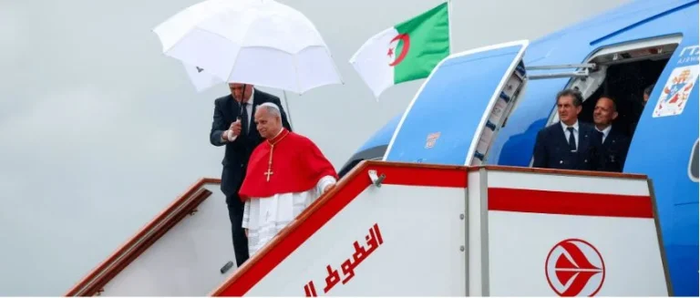 Papa Leão XIV em tripla missão: religiosa, diplomática e social.