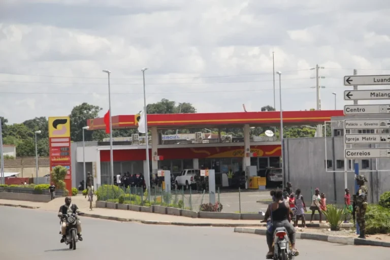 Litro de gasolina nas ruas de Saurimo sai de 400 à 1000 kz