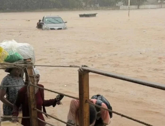 Sobe para 30 o número de mortos das chuvas em Luanda e Benguela.