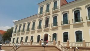 Tribunal da comarca de Luanda com sobre carga.