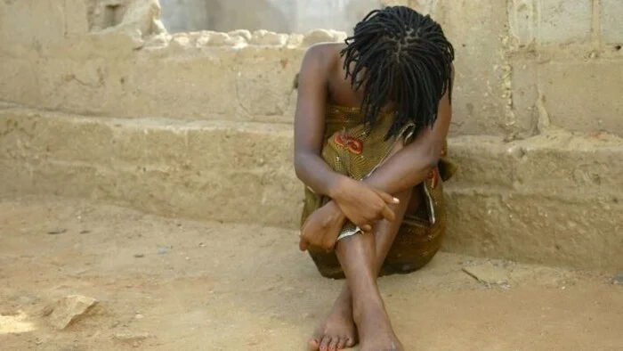 Mãe acoberta padrasto estuprador da filha de nove anos por dependência financeira.