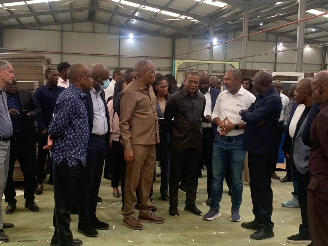 Combater o risco de insolvência de empresas afectadas pelas cheias e, por conseguinte, fazer funcionar a economia é o que moveu o Executivo Central a aprovar uma linha de crédito de 30 mil milhões de kwanzas. Cada empresa afectada deverá solicitar um crédito cujo valor não exceda os 300 milhões de kwanzas, numa operacionalização do Banco de Poupança e Crédito (BPC). Porém, para que as empresas possam aceder, o Serviço de Protecção Civil e Bombeiros deve aferir se quem está a candidatar-se ao crédito sofreu de facto com as enxurradas, mediante a emissão de uma declaração, segundo regras estabelecidas pelo Governo. O ministro do Comércio e Indústria, Rui Miguêis, ressalta que, ao agente económico, cabe a descrição dos danos por categoria, devendo citar danos relativos aos pequenos equipamentos e a mercadorias, ao tempo que deve referenciar os respectivos valores. Uma outra condição de acesso, conforme o governante fez saber, e considerada essencial para garantir a justiça social a todos, é o de que o lesado não possua dívidas com o INSS e AGT. “Ou seja, todos os agentes que tenham sofrido com essa calamidade natural, apesar dessa condição ser a primeira, a segunda condição, sine quanon, é que tenham a sua situação fiscal regularizada”, avisa, ao reforçar que a taxa de juro para essa operação de financiamento é 7, 5 por cento ao ano, sendo que o prazo para submissão dos pedidos de empréstimo vai até ao dia 30 de Junho de 2026.