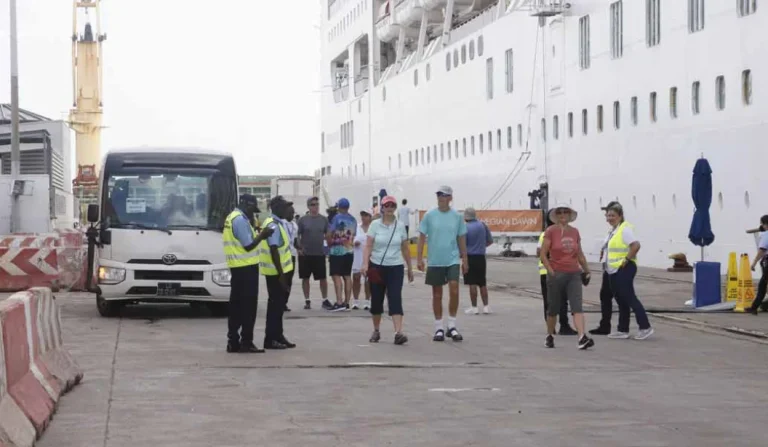 Luanda recebe cruzeiro com cerca de 300 turistas.