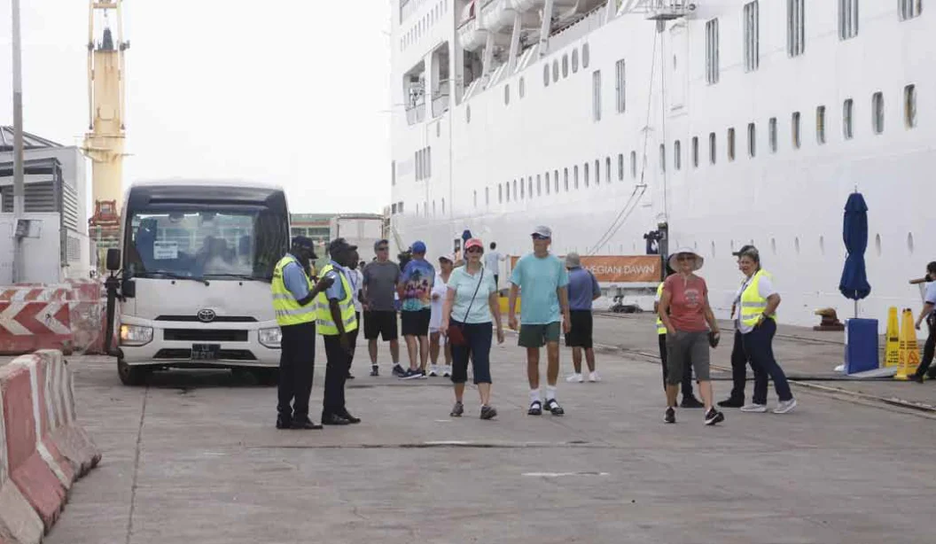 Luanda recebe cruzeiro com cerca de 300 turistas.