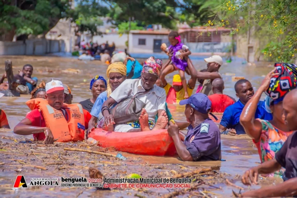 O bairro todo está cheio de água”, contou.