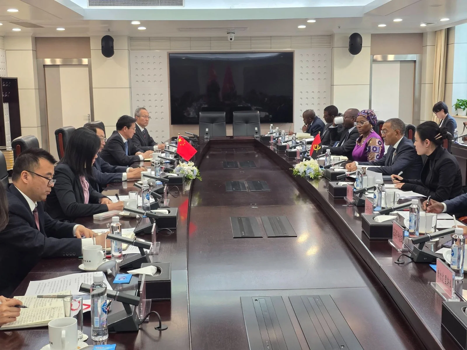 Angola e China reforçam cooperação estratégica.