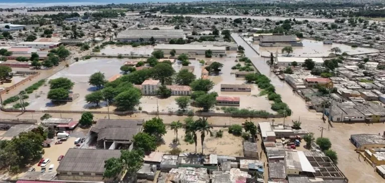 Mulher dá à luz a gémeos sobre telhado em meio à tragédia das fortes chuvas em Benguela.