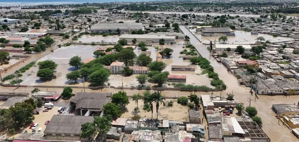 Mulher dá à luz a gémeos sobre telhado em meio à tragédia das fortes chuvas em Benguela.