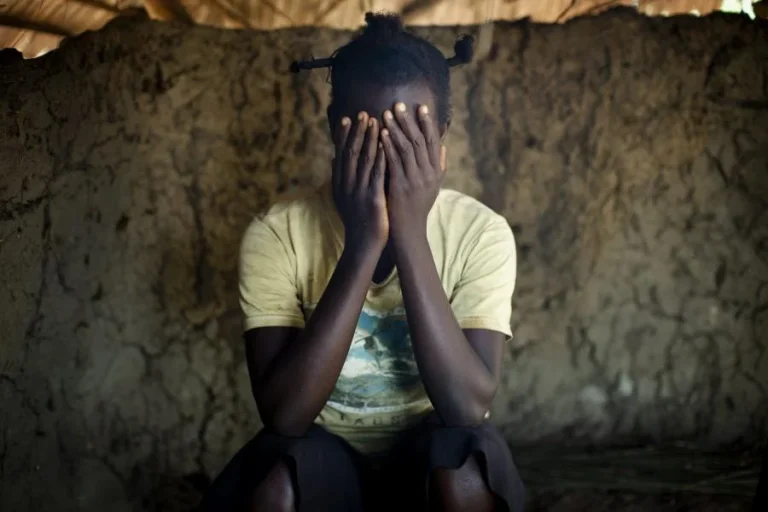 Mãe queima filha com ferro de engomar no Kilamba.