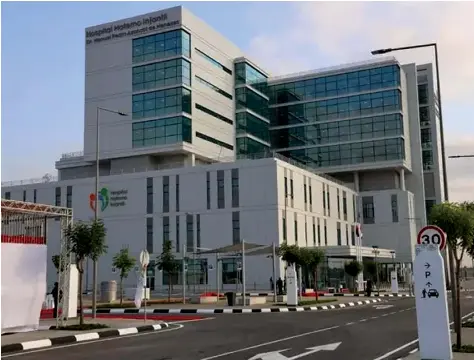 As Primeiras-damas de Angola e do Gabão realizam hoje uma visita ao Hospital Materno Infantil Azancot de Menezes, em Luanda, com o objetivo de reforçar as relações bilaterais entre os dois países no domínio da saúde materno-infantil. A iniciativa insere-se num esforço conjunto para promover a troca de experiências, boas práticas e o fortalecimento dos sistemas de saúde, com especial atenção à redução da mortalidade materna e infantil. O Hospital Azancot de Menezes é uma das principais unidades de referência em pediatria e cuidados maternos em Angola, atendendo cerca de 500 pacientes por dia, o que o coloca entre os centros de maior procura do país
