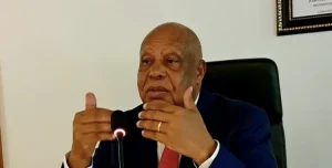 A referida diligência segundo o Ministério Público, enquadra-se no regular desenvolvimento do processo, tendo o arguido sido da acusação deduzida por aquela instância, pela prática dos crimes de peculato e de burla qualificada. Os factos reportam à utilização indevida de fundos públicos para a aquisição de viaturas, pelo arguido, enquanto gestor público, mediante a utilização de contratos, sob aparência de se destinarem à reparação de estradas que, segundo a acusação, não chegaram a ser a executadas Após a audição na Procuradoria- Geral da República, Higino Carneiro e seu advogado falaram à imprensa, apelando a calma sobretudo o que se está a passar. O seu advogado, José Carlos disse que vai analisar minuciosamente o conteúdo do processo: “Nós fomos convocados para vir hoje, afinal era para que o senhor general fosse notificado, formalmente de uma acusação de factos, primeiro, que constam de um processo que já foi arquivado pelo Tribunal Supremo, e a Procuradoria-Geral da República tem cópias dessa decisão e desse despacho de arquivamento.