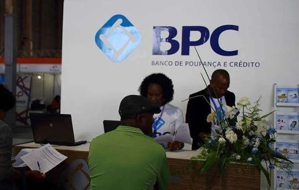 Mas a pergunta certa não é “por que é tão difícil?”. É “quando faz sentido aceitar?”. A matemática do crédito em Angola é implacável. Quando o custo do dinheiro é elevado, o em- préstimo só se justifica se a actividade financiada gerar um retorno superior à taxa efectiva praticada. Um crédito para consumo (electrodomésticos, viagens, celebrações) é, na prática, antecipar o futuro com juros. Um crédito para produção (equipamento, stock, formação, expansão comercial) é investir no presente para multiplicar o amanhã. A linha que separa a alavancagem da asfixia não está no montante aprovado. Está no destino dos fundos e na capacidade de geração de fluxo de caixa.