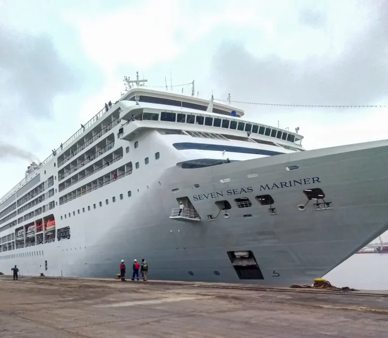 Navio cruzeiro atraca em Luanda com mais de 500 turistas a bordo.