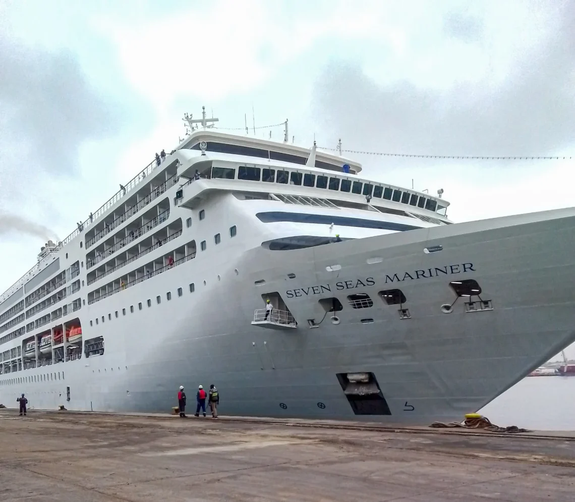 Navio cruzeiro atraca em Luanda com mais de 500 turistas a bordo.